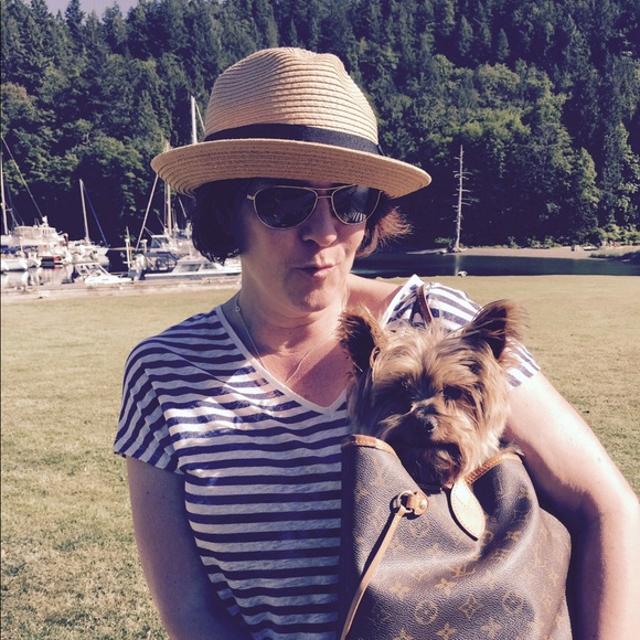 Meet your Posher, Danielle - Picture 1 of 1